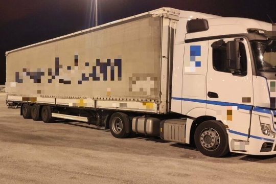 Οικογένεια Σύρων προσφύγων με θερμο-πληξία σε νταλίκα