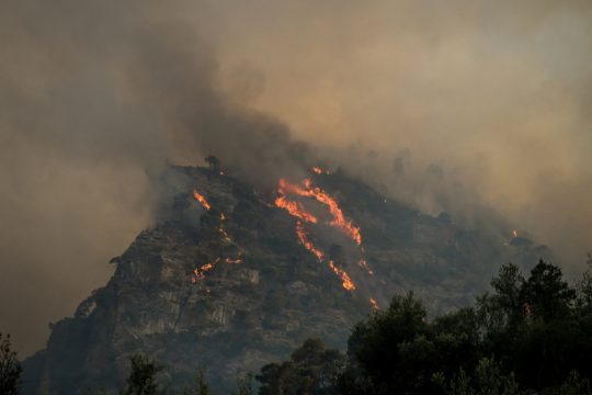 Άλλη μια νύχτα με τη χώρα να φλέγεται
