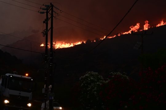 Πύρινος εφιάλτης σε Αττική και Κορινθία με συνεχείς αναζωπυρώσεις
