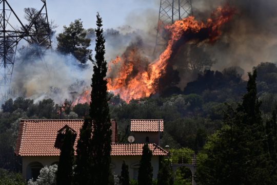 «Εξαιρετικά ευνοϊκές συνθήκες» για τη γρήγορη εξάπλωση της φωτιάς στον Κουβαρά