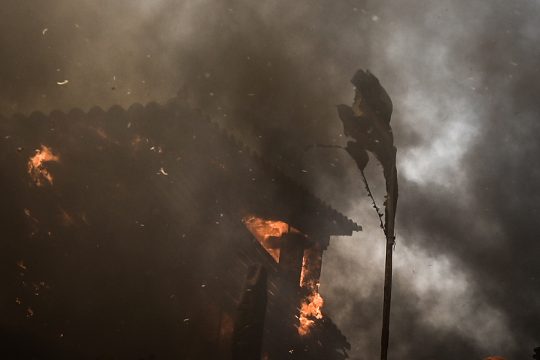 Σπίτια στις φλόγες από τις μεγάλες πυρκαγιές (βίντεο και εικόνες)