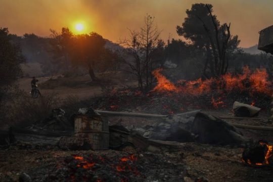 Μάχη με τις φλόγες στη Ρόδο, συνεχίζεται η προσπάθεια στα άλλα μέτωπα