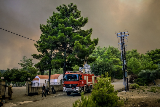 Στο έλεος καταστροφικών πυρκαγιών η χώρα – Εφιάλτης χωρίς τέλος στη Ρόδο
