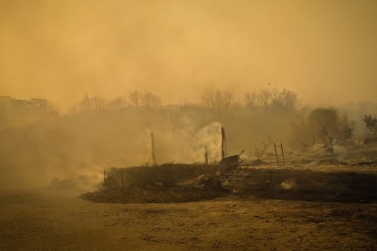 Πύρινη κόλαση στη Ρόδο – Εκκενώσεις χωριών, στις φλόγες σπίτια και ξενοδοχεία