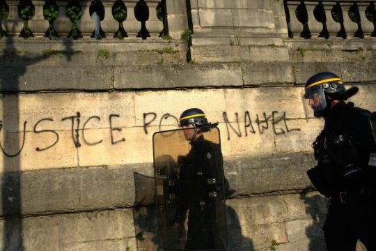 «Αστακός» η Γαλλία υπό τον φόβο ακόμη μίας νύχτας τρόμου και ταραχών