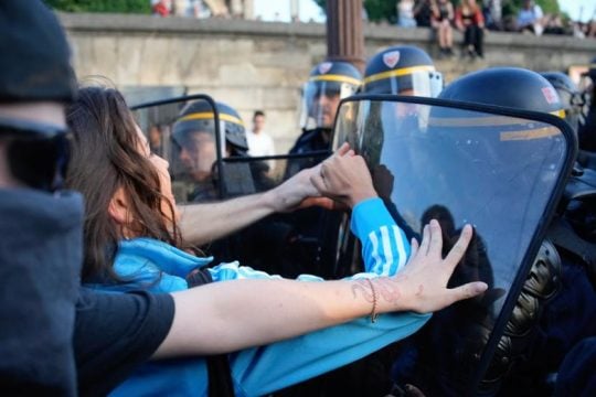 Άγρια καταστολή και εκατοντάδες συλλήψεις στη Γαλλία  