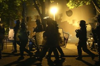 Λιγότερες ταραχές, αμείωτη οργή