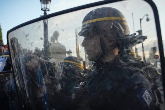 Η λαϊκή οργή παραλύει τη Γαλλία