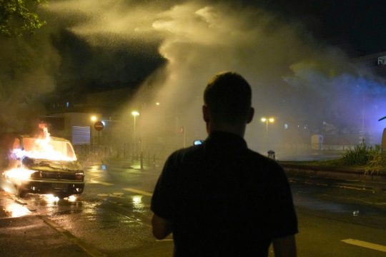 «Ο αστυνομικός είπε πυροβόλησέ τον» – Μαρτυρία για τη δολοφονία που έβαλε φωτιά στη Γαλλία