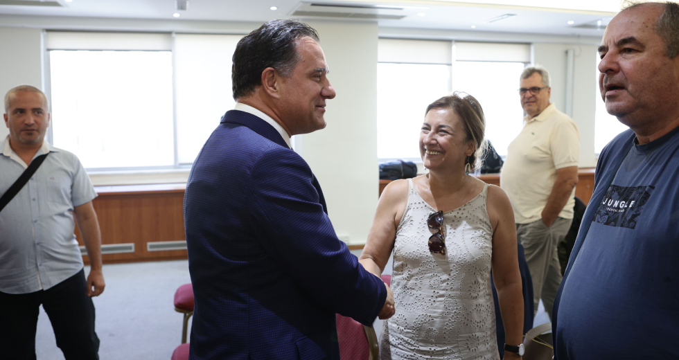 Τα τρία «όχι» κι ένα «ίσως» του Αδώνιδος