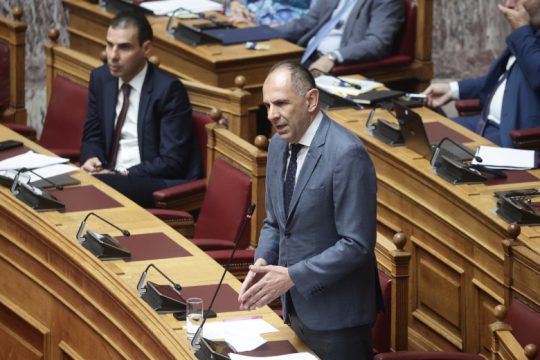 Επιχειρεί να μαζέψει τις «ρουκέτες» Μητσοτάκη για τα ελληνοτουρκικά
