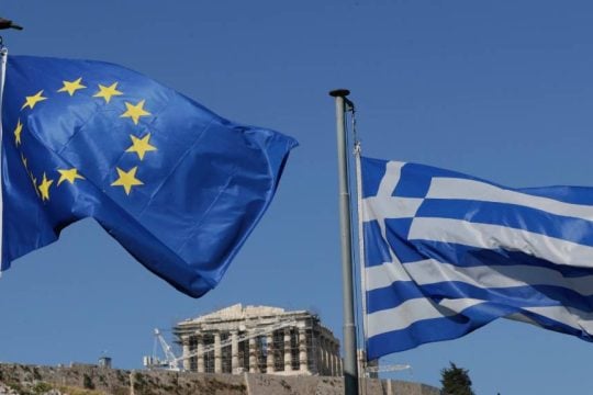 Κομισιόν: Η Ελλάδα εκτός μακροοικονομικών ανισορροπιών – Παραμένουν τα προβλήματα για τους πολίτες