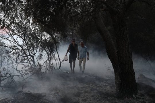 Δεύτερη νύχτα κόλασης σε Μάνδρα και Λουτράκι – μεγάλη κινητοποίηση στα διυλιστήρια
