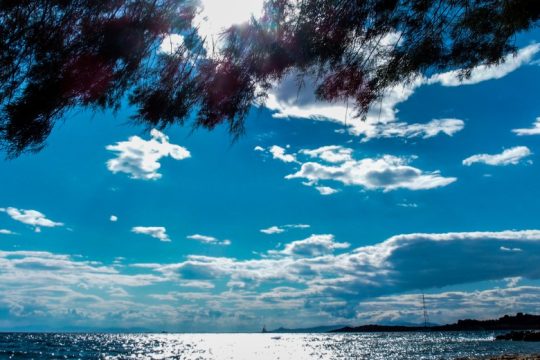 Καλοκαιρία, βοριαδάκι και υψηλές για την εποχή θερμοκρασίες