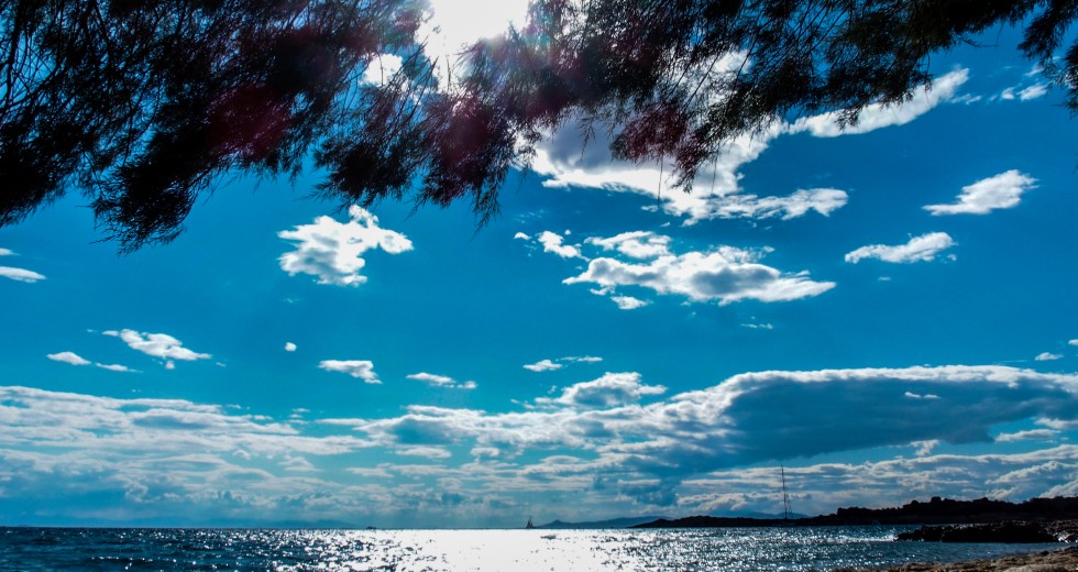 Καλοκαιρία, βοριαδάκι και υψηλές για την εποχή θερμοκρασίες