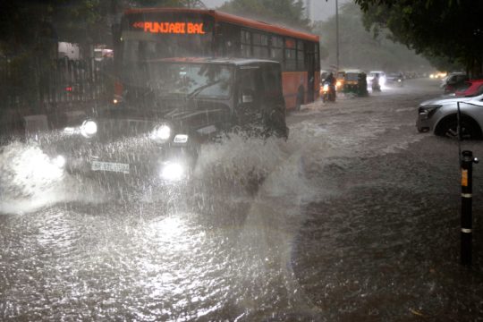 Φονικές πλημμύρες και κατολισθήσεις στην Ινδία