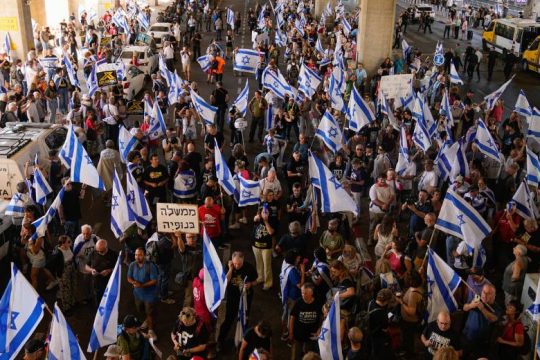 Συγκρούσεις διαδηλωτών και αστυνομικών στο αεροδρόμιο του Τελ Αβίβ για τη δικαστική μεταρρύθμιση