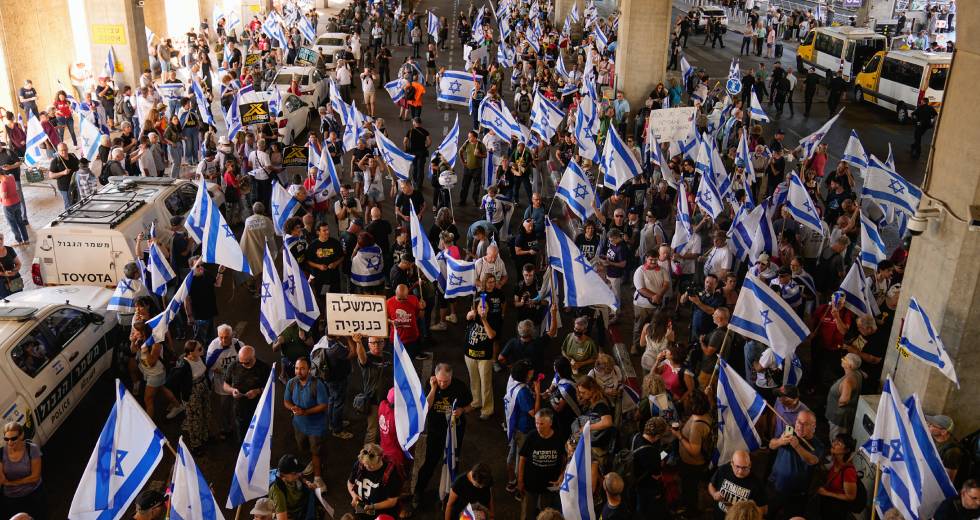 Συγκρούσεις διαδηλωτών και αστυνομικών στο αεροδρόμιο του Τελ Αβίβ για τη δικαστική μεταρρύθμιση