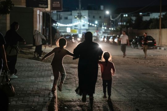 Χιλιάδες εκτοπισμένοι από την μεγαλύτερη επιδρομή του Ισραήλ εδώ και 20 χρόνια