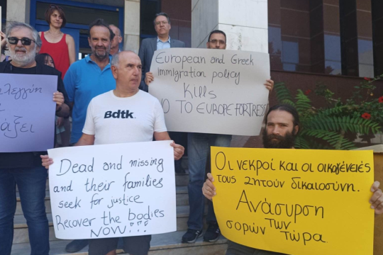 Να ανασυρθούν πλοίο και σοροί από τα βάθη της Πύλου, ζητούν συγγενείς αγνοουμένων