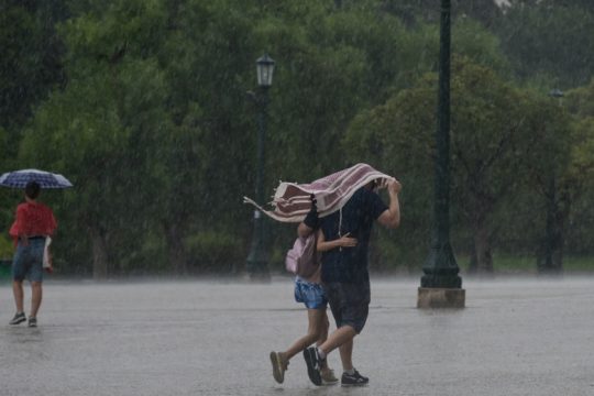 Μήνυμα του 112 στην Πελοπόννησο για επικίνδυνα φαινόμενα – Καταιγίδα και στην Αττική