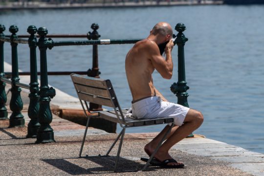 Τι είναι η «θερμική αίσθηση» και γιατί οι άνθρωποι νιώθουν άλλη θερμοκρασία από την πραγματική