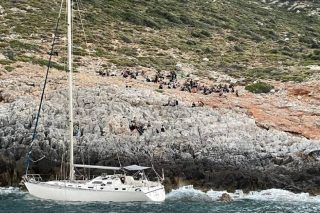 Δύο συλλήψεις υπόπτων για διακίνηση των προσφύγων στη Νεάπολη Βοιών
