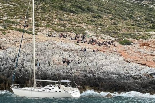 Δύο συλλήψεις υπόπτων για διακίνηση των προσφύγων στη Νεάπολη Βοιών
