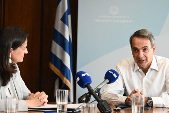 Υποσχέθηκε προσλήψεις, αλλά με ρέγουλα, και αναδιάρθρωση του Δημοσίου
