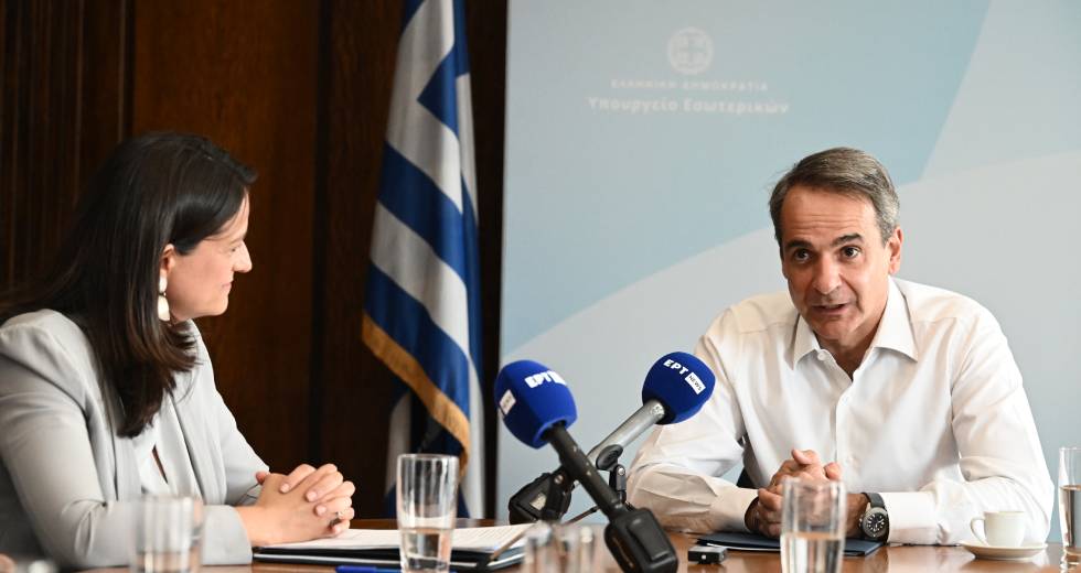 Υποσχέθηκε προσλήψεις, αλλά με ρέγουλα, και αναδιάρθρωση του Δημοσίου