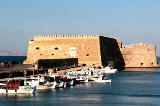 Στα επείγοντα του ΠΑΓΝΗ παιδί που έπεσε από τον Κούλε