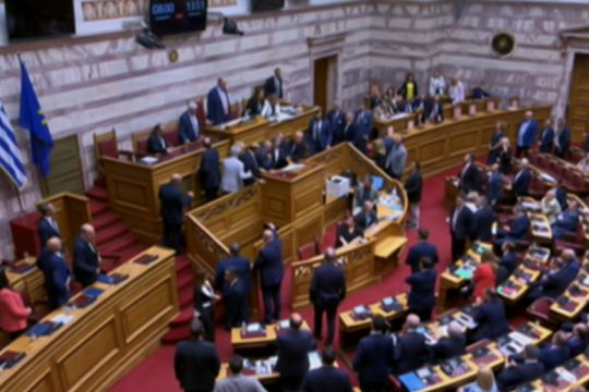 Πόνεσε στη μέση ο Κουτσούμπας, διακόπηκε η συνεδρίαση