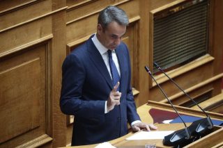 Ο Μητσοτάκης κάνει πόλεμο, αλλά η Ρόδος καίγεται