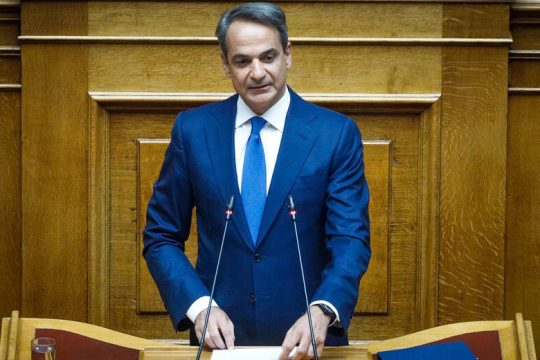 Επεσαν οι προεκλογικές μάσκες