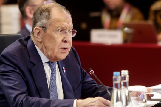 Με προειδοποιήσεις και βόμβες στο Κίεβο η ρωσική απάντηση στο ΝΑΤΟ