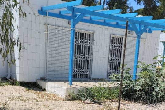 Συρματοπλέγματα στο «τμήμα εισαγωγών» στη Λέρο