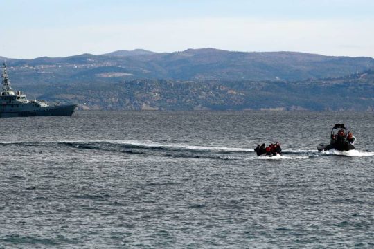 El Pais: Σε συνεργασία Frontex και Λιμενικό κάνουν επαναπροωθήσεις στο Αιγαίο