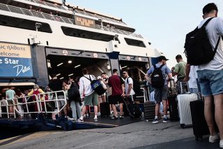 Ποντάρει (πάλι) στο αόρατο κουπί της αγοράς η κυβέρνηση
