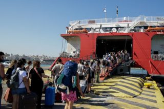 Επικοινωνιακά παιχνίδια με τα ακτοπλοϊκά εισιτήρια στις πλάτες των επιβατών