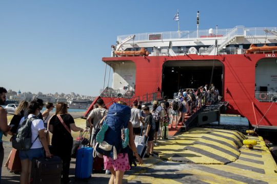 Επικοινωνιακά παιχνίδια με τα ακτοπλοϊκά εισιτήρια στις πλάτες των επιβατών