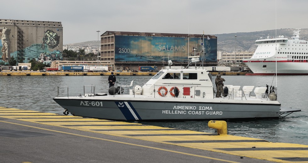 Σκάφος του Λιμενικού στο λιμάνι του Πειραιά