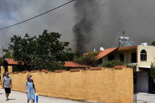 Στάχτη σπίτια και τεράστιες εκτάσεις, οργή για την έλλειψη εναέριων μέσων
