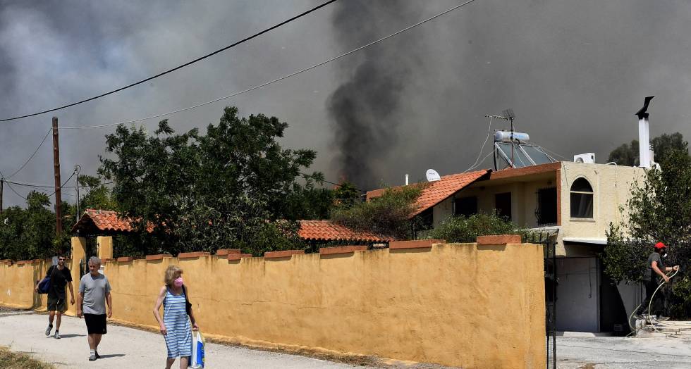Στάχτη σπίτια και τεράστιες εκτάσεις, οργή για την έλλειψη εναέριων μέσων