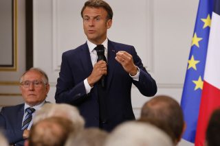 Ο Μακρόν βιάζεται να γυρίσει σελίδα