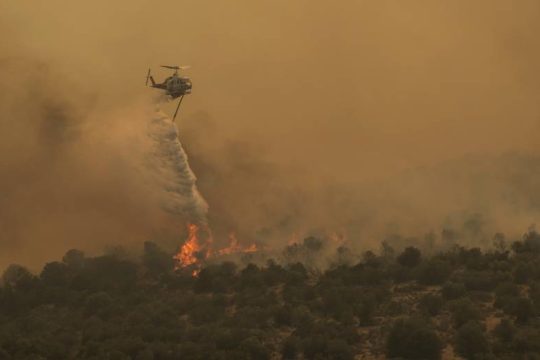 Ανεξέλεγκτο μέτωπο στη Μάνδρα – Οι φλόγες κοντά στα διυλιστήρια Κορίνθου