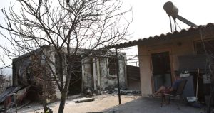 Εικόνες απόλυτης καταστροφής από την μεγάλη φωτιά στη Μάνδρα
