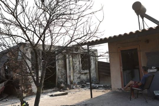 Εικόνες απόλυτης καταστροφής από την μεγάλη φωτιά στη Μάνδρα
