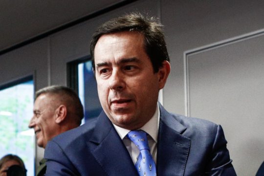 Ολοκληρώθηκε η κωλοτούμπα Μηταράκη μετά το άδειασμα από το Μαξίμου