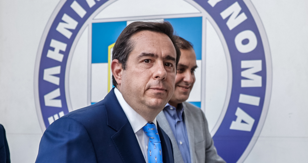 Η μπάλα στην εξέδρα από Μηταράκη για τον νεκρό 20χρονο από αστυνομικό