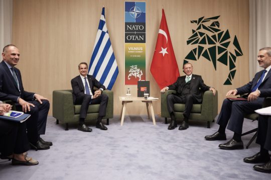 Τρέχουν να σβήσουν τις «φωτιές» που άναψε ο Ερντογάν